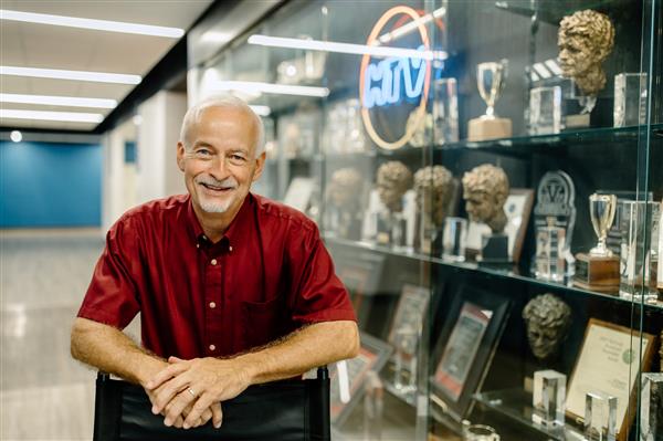  HHS broadcast journalism adviser Dave Davis receives prestigious Silver Circle Award at Mid-America